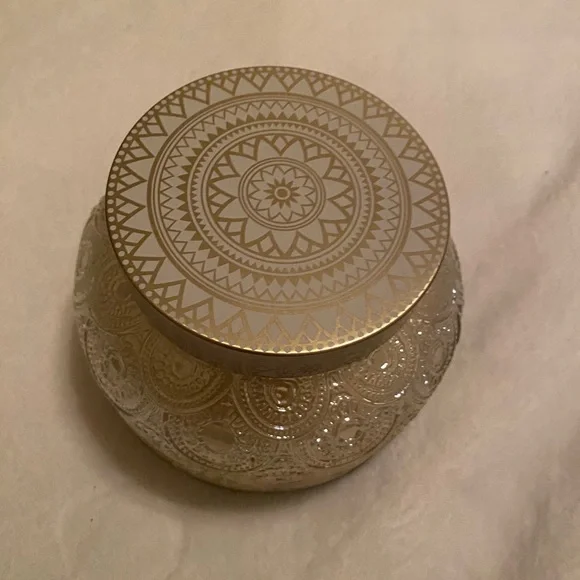 Vanilla Cashmere Scented Candle - Decorative Iridescent Jar - Picture 4 of 6